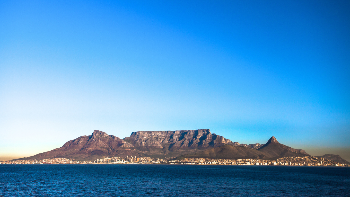 Panoramablick auf Südafrikas vielfältige Landschaft mit Tafelberg und Wildtieren