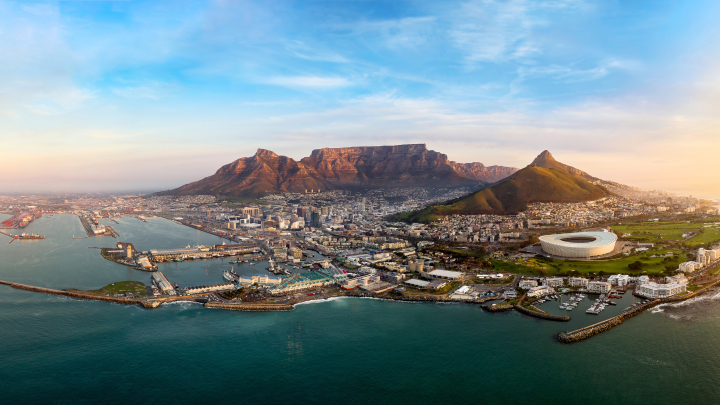 Panoramablick auf Kapstadt mit dem Tafelberg im Hintergrund bei Sonnenuntergang