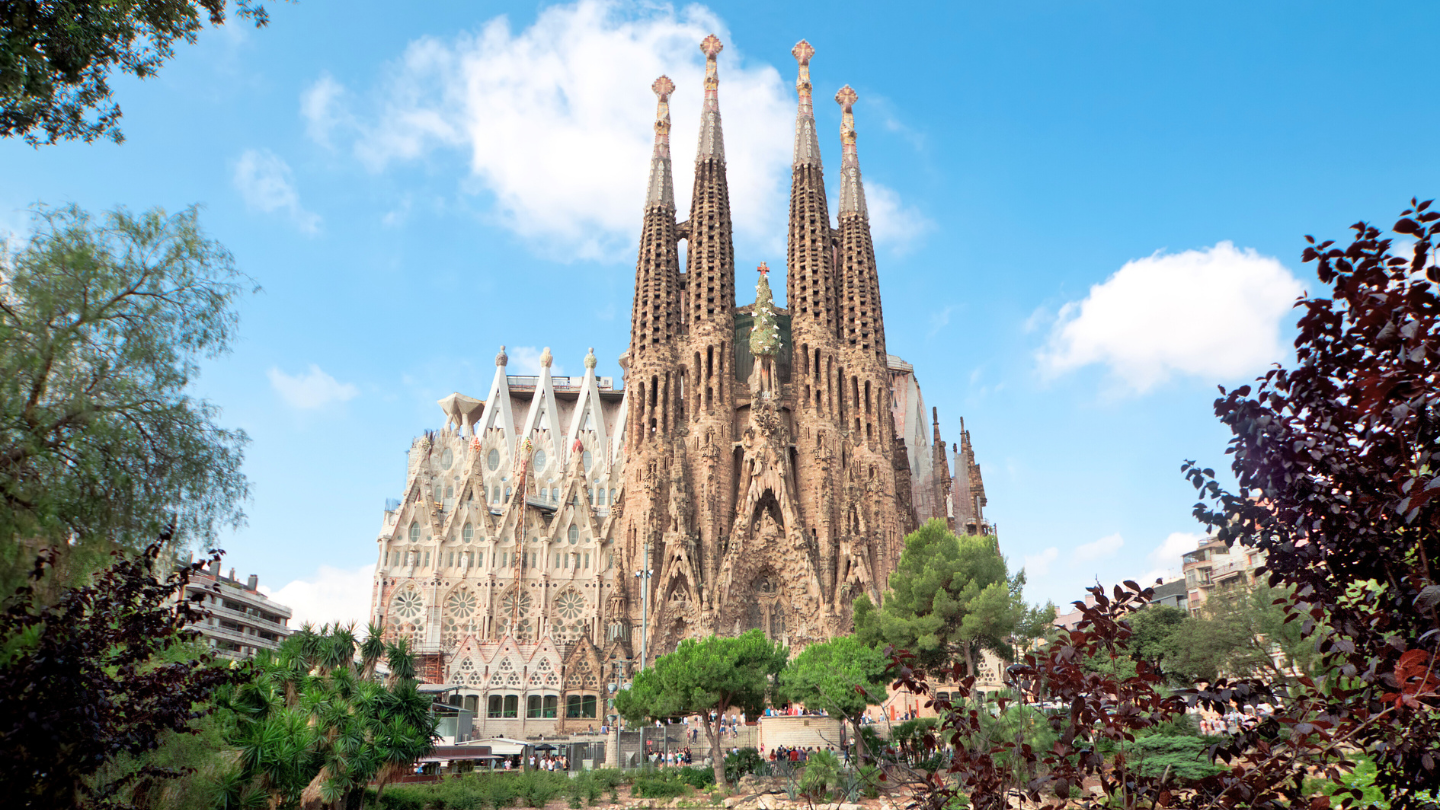 Die beeindruckende Sagrada Família in Barcelona bei Sonnenuntergang mit ihren charakteristischen Türmen und detailreichen Fassaden
