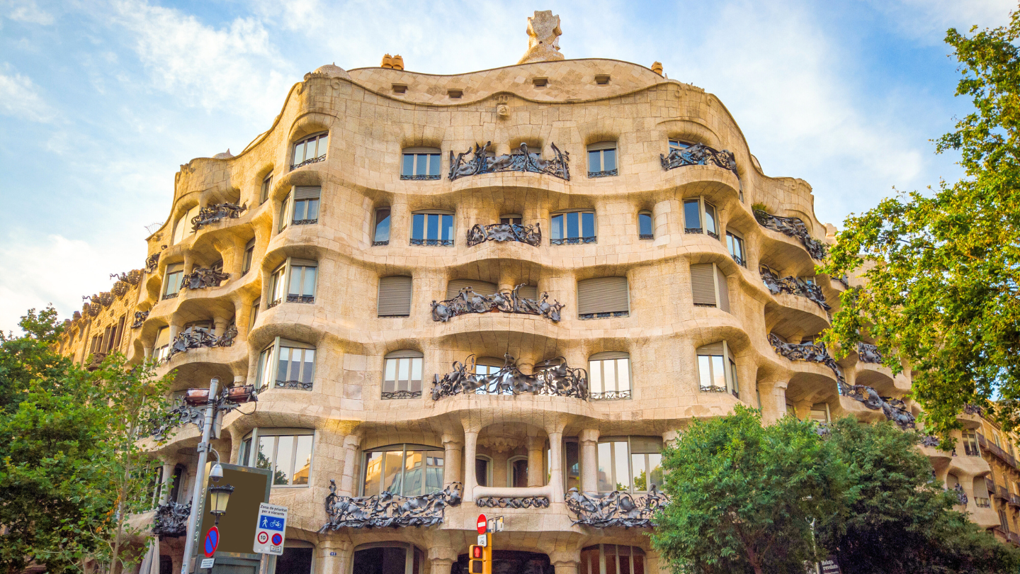 Die wellenförmige Fassade der Casa Milà (La Pedrera) mit ihren charakteristischen geschwungenen Steinbalkonen und dem unverwechselbaren Dach