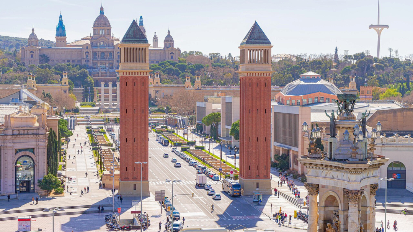 Panoramablick vom Berg Montjuïc über Barcelona mit dem Nationalpalast im Vordergrund und der Stadt bis zum Meer