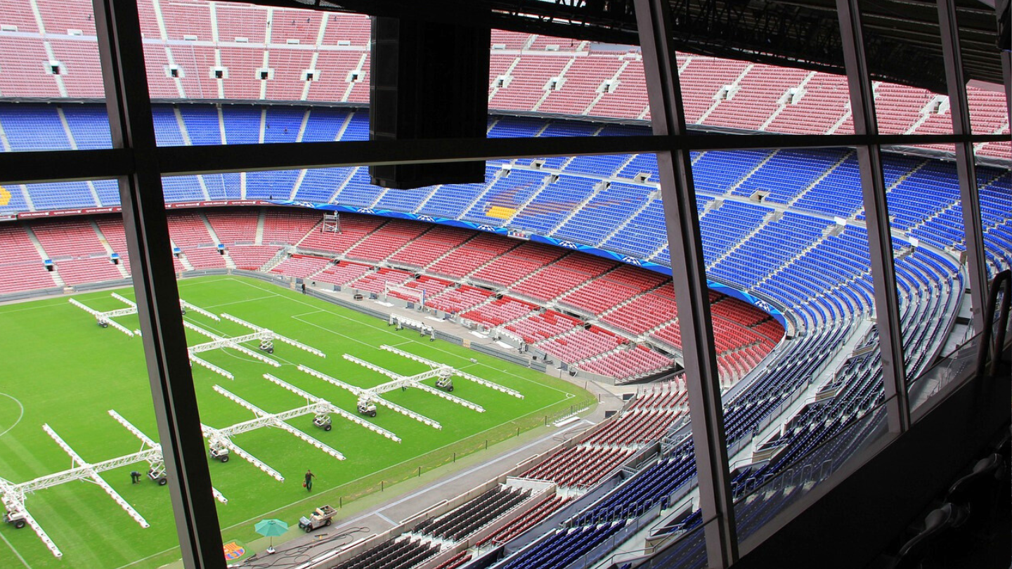 Das imposante Camp Nou Stadion des FC Barcelona mit seinen charakteristischen Rängen und dem perfekt gepflegten Rasen