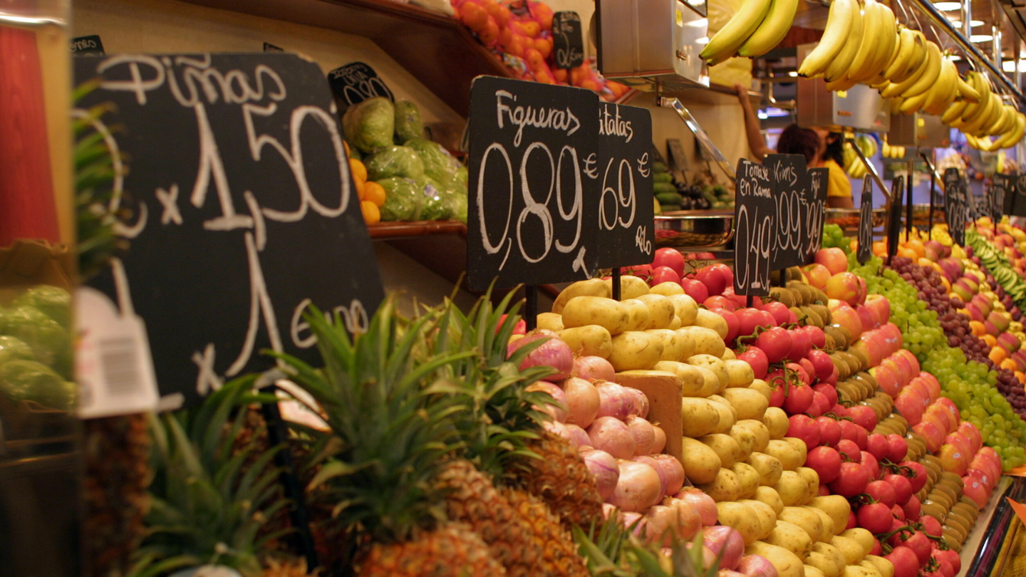 Der farbenfrohe Mercado de la Boquería mit seinen vielfältigen Ständen voller frischer Früchte, Gemüse, Fisch und lokaler Spezialitäten