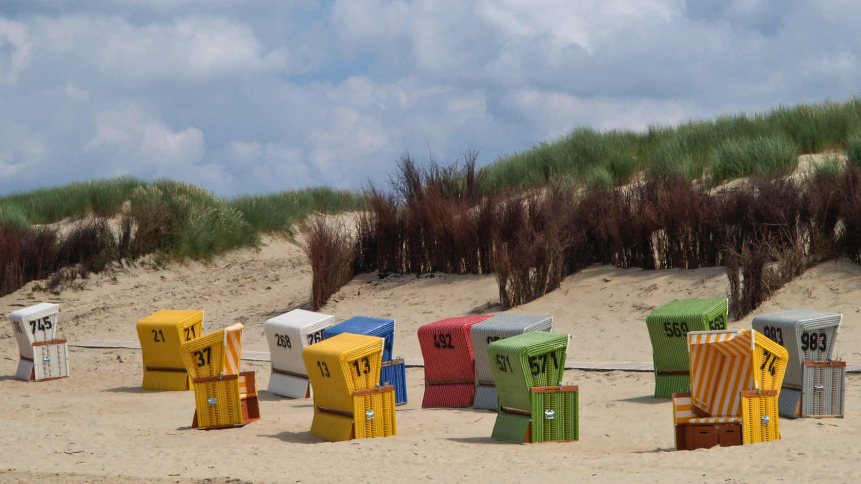 Der Strand auf Langeoog mit Blick auf die Dünen und Strandkörbe, eine der schönsten deutschen Inseln