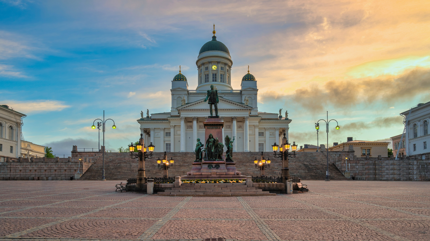 Blick auf den Dom von Helsinki und den Senatsplatz
