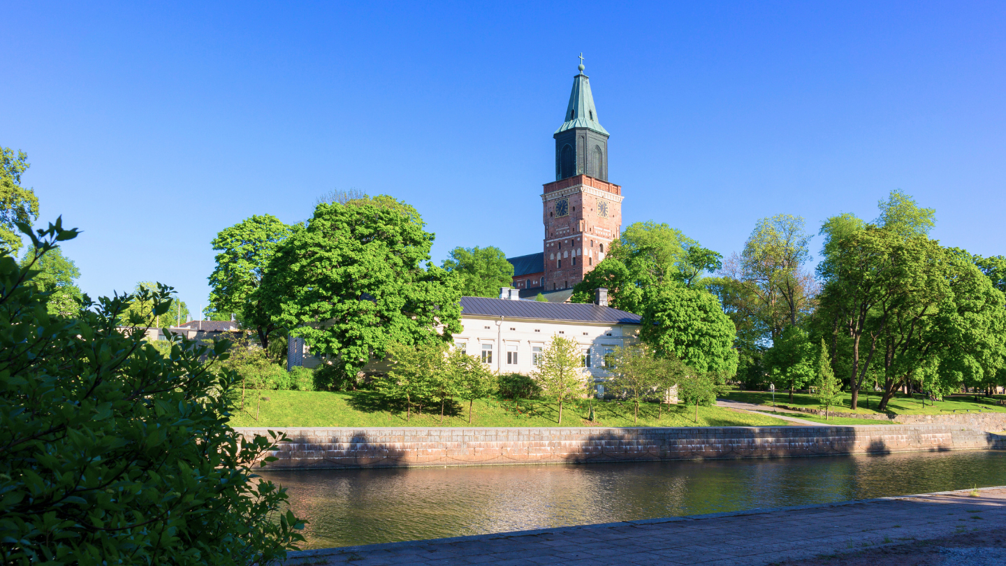 Die mittelalterliche Burg von Turku am Ufer des Flusses Aura, eine der Top Sehenswürdigkeiten Finnland