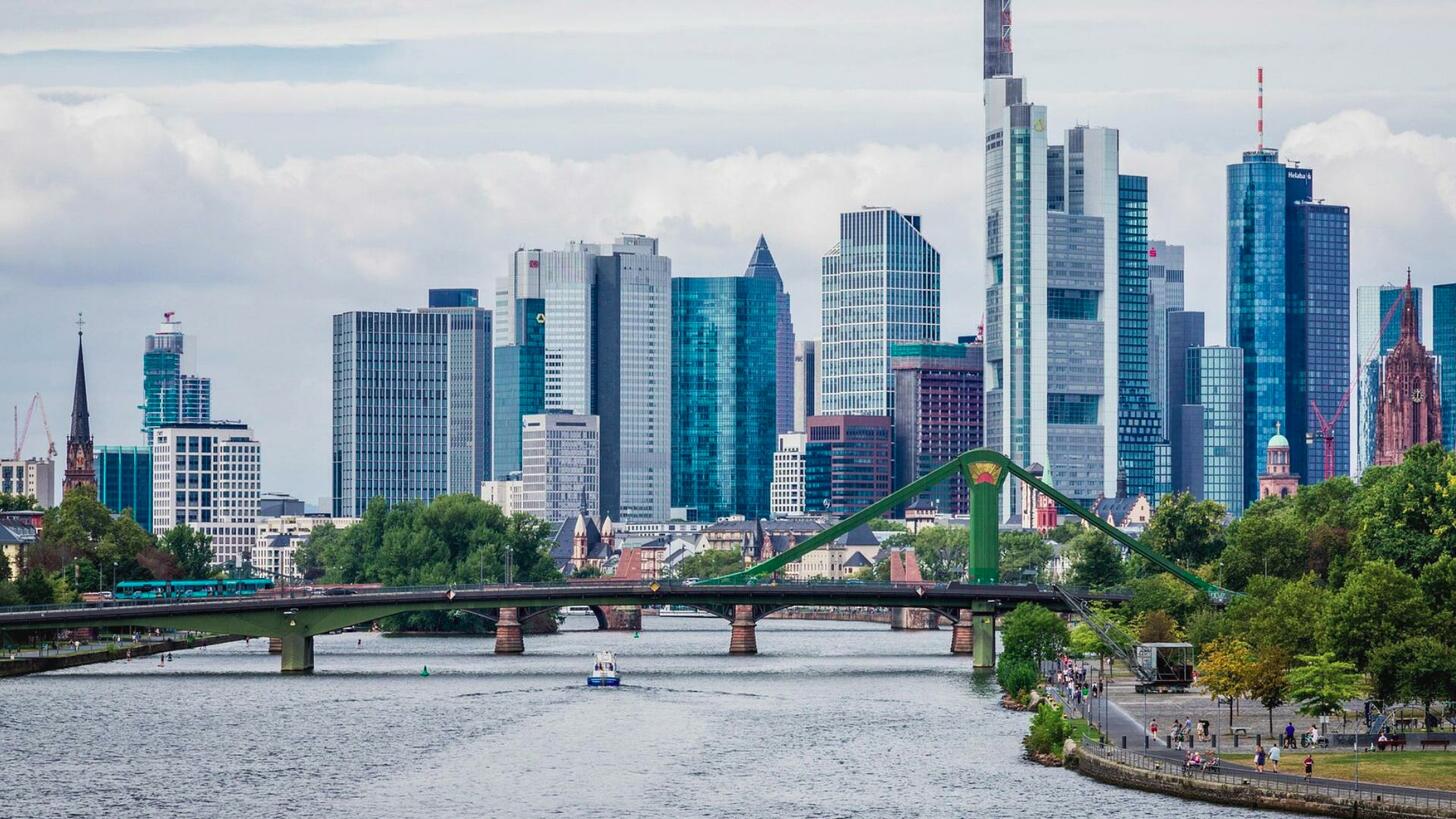 Panoramablick auf die Frankfurter Skyline