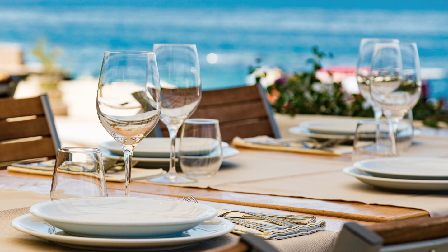 Traditionelle türkische Gerichte in einem Restaurant in Istanbul mit Blick auf den Bosporus