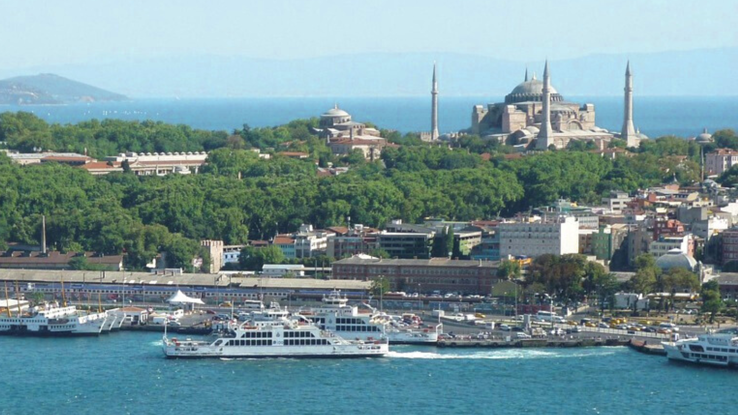 Die Blaue Moschee in Istanbul mit ihren sechs markanten Minaretten bei Sonnenuntergang