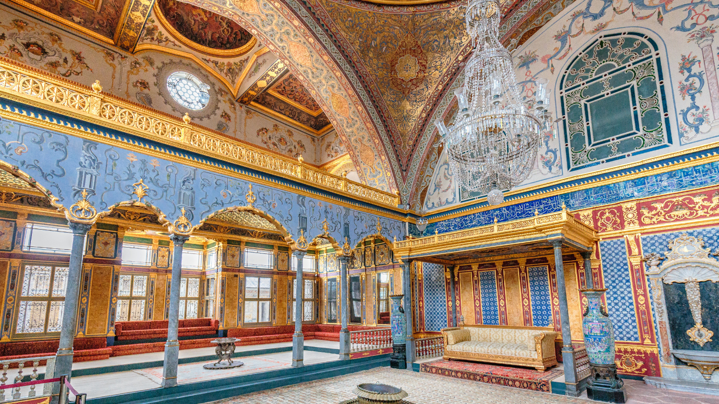 Der prachtvolle Innenhof des Topkapi-Palasts in Istanbul mit seinen kunstvollen Verzierungen