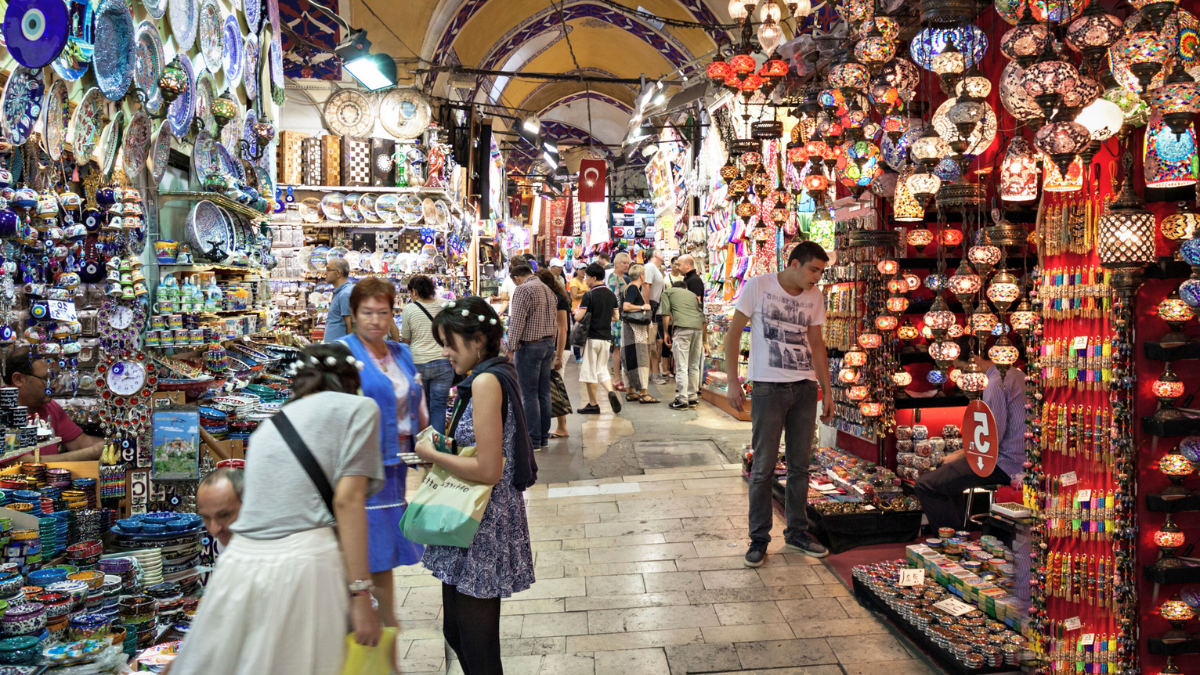 Der bunte Große Basar in Istanbul mit seinen zahlreichen Geschäften und Waren