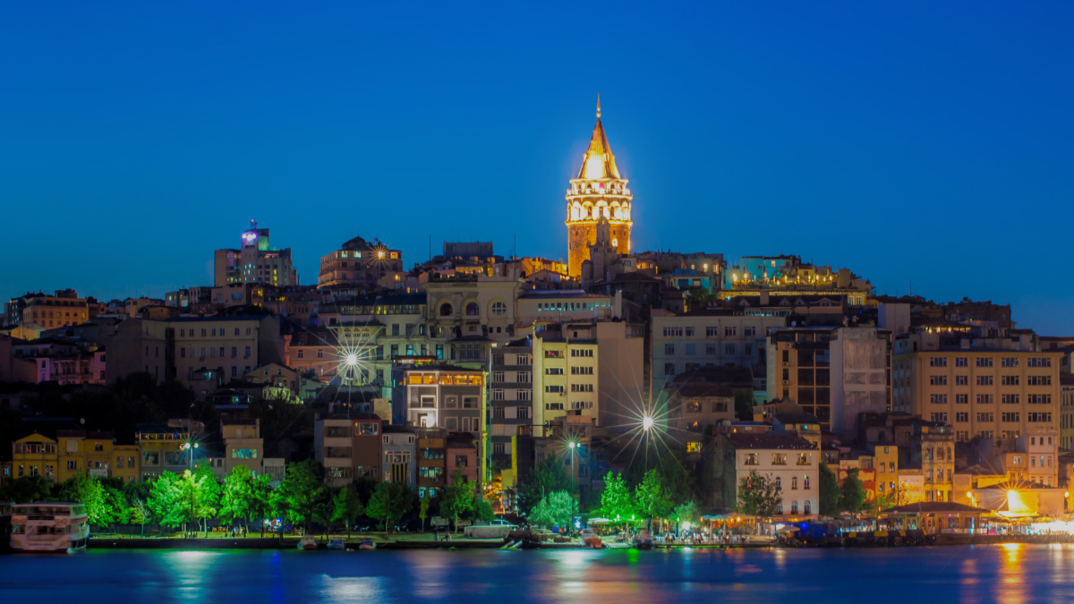 Der historische Galataturm in Istanbul mit Blick auf die Stadt und den Bosporus