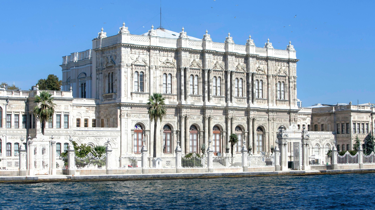 Die prachtvolle Fassade des Dolmabahçe-Palasts in Istanbul am Ufer des Bosporus