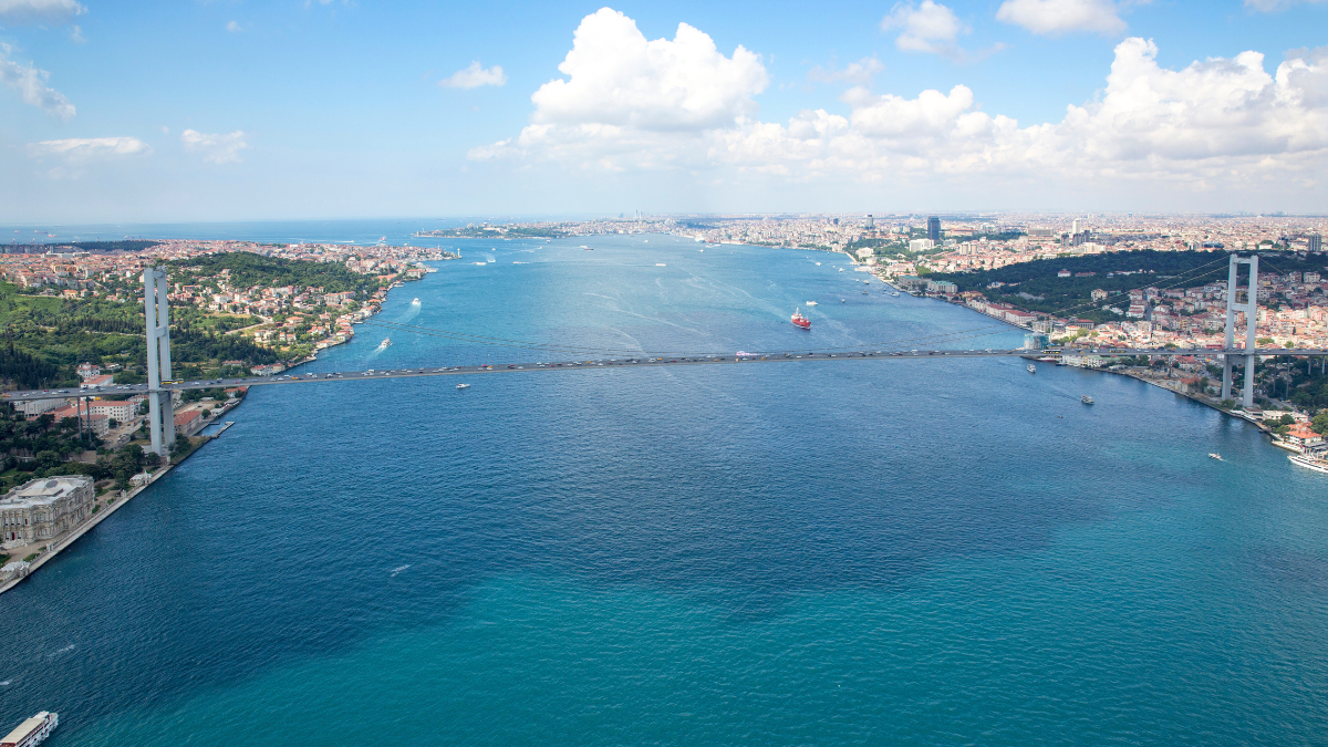 Der Bosporus in Istanbul mit Schiffen und der Bosporus-Brücke, die Europa und Asien verbindet