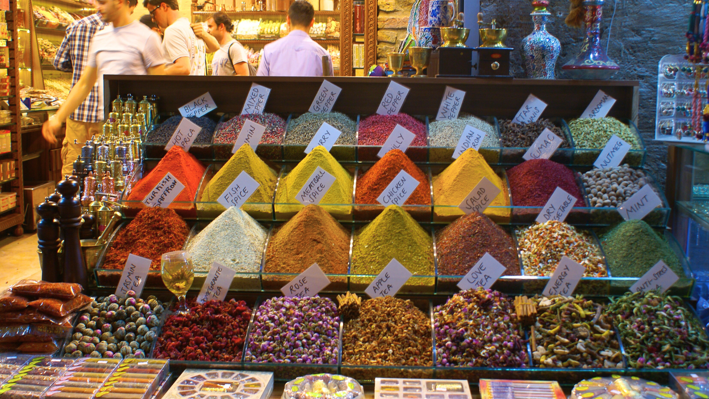 Der farbenfrohe Ägyptische Basar in Istanbul mit seinen Gewürzständen und exotischen Düften