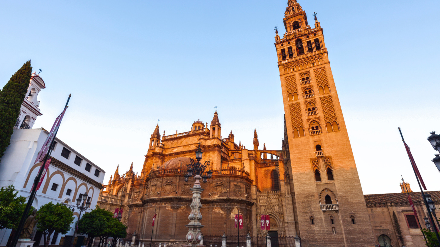 Die imposante Kathedrale von Sevilla mit dem Glockenturm La Giralda