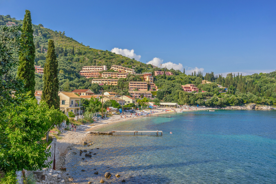 Kiesstrand an der Ostküste Korfus mit kristallklarem Wasser