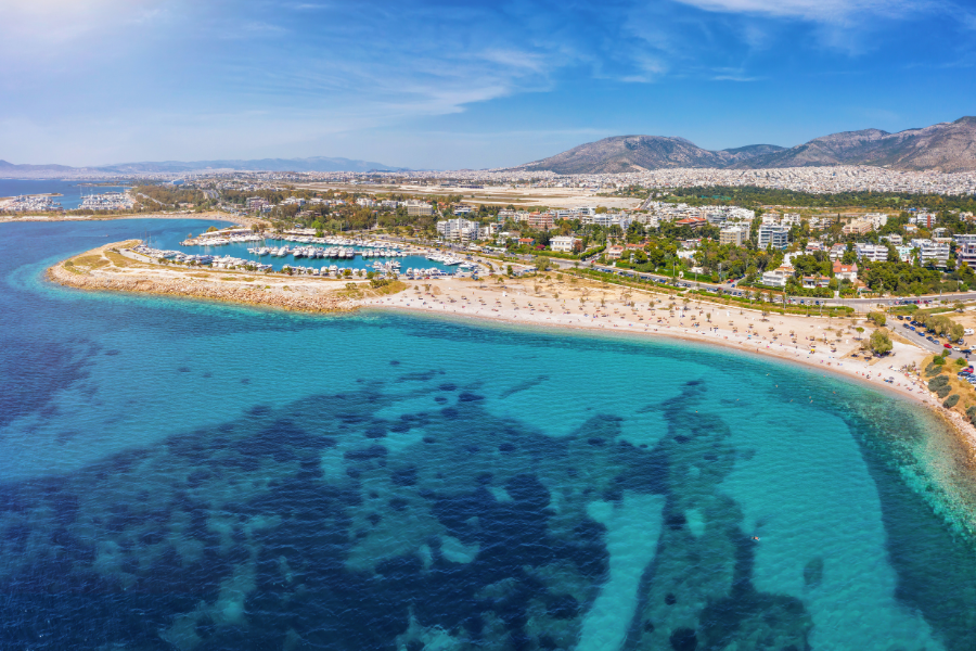 Der spektakuläre Sandstrand von Glyfada an der Westküste Korfus