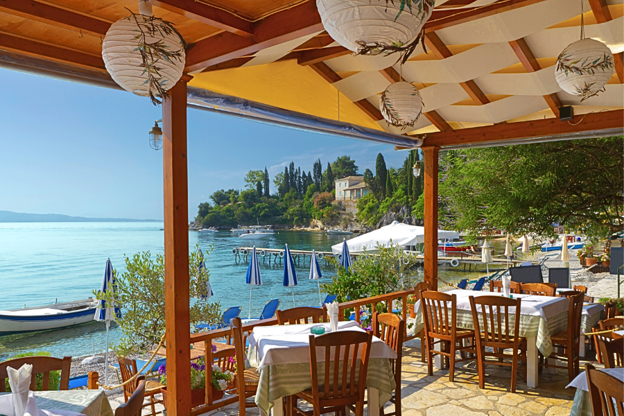 Fischrestaurant direkt am Meer in einem kleinen Fischerhafen