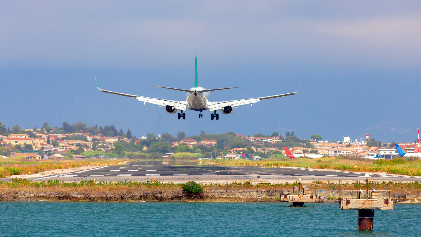 Flughafen von Korfu mit landender Maschine und Blick aufs Meer