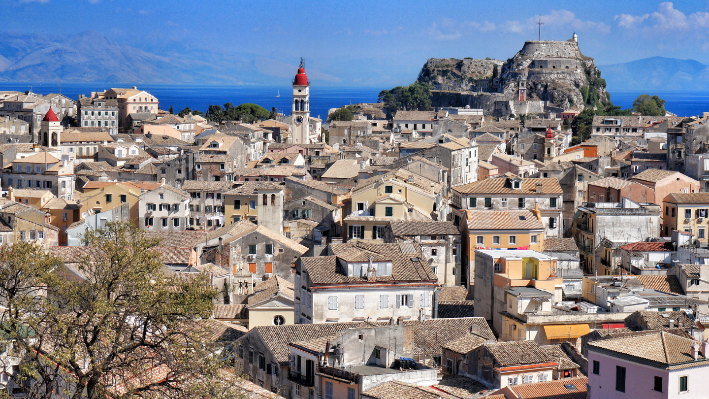Panoramablick auf die Altstadt von Korfu (Kerkyra) mit venezianischen Gebäuden und der Alten Festung