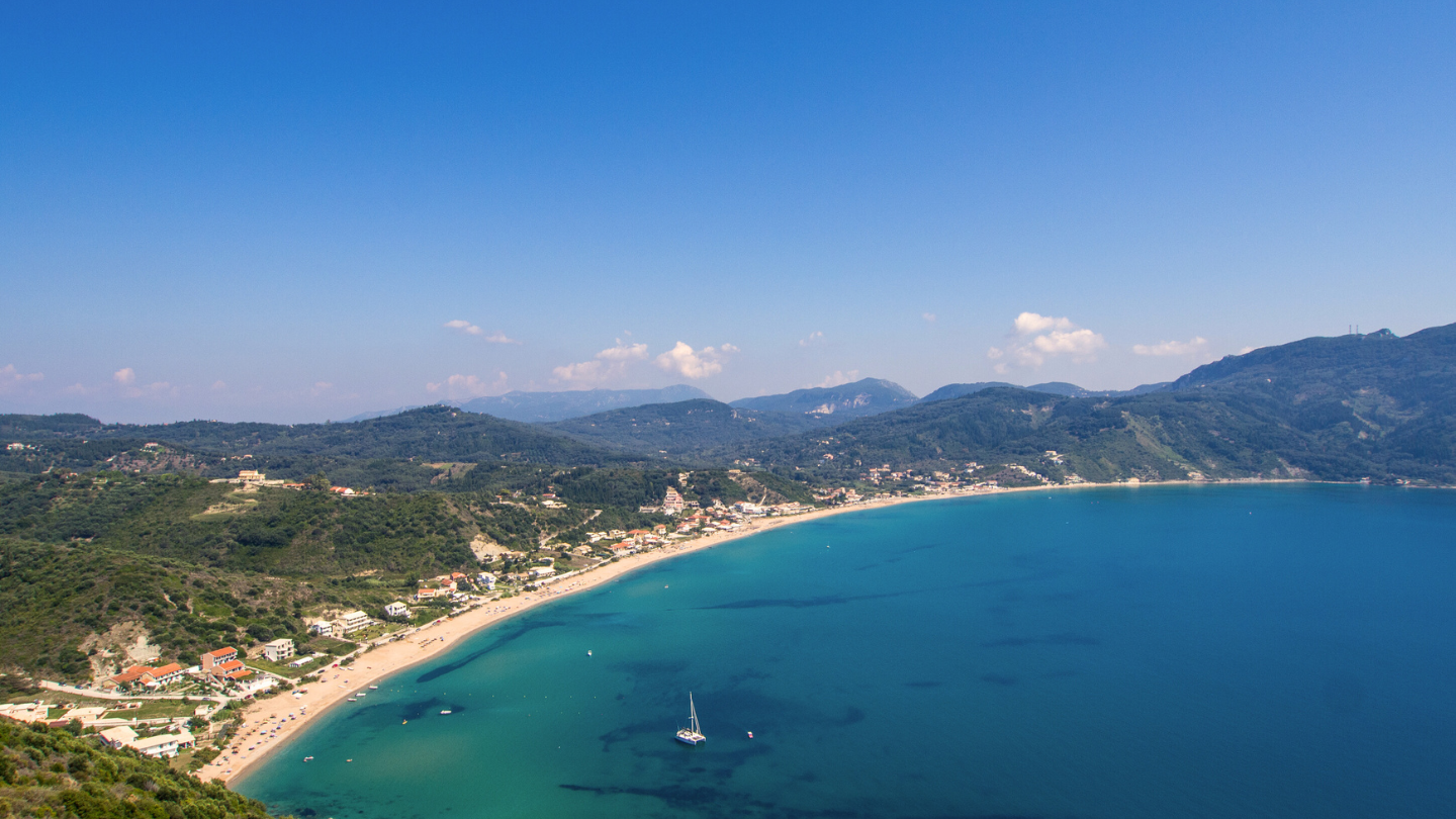 Goldener Sandstrand mit türkisblauem Wasser an der Westküste Korfus