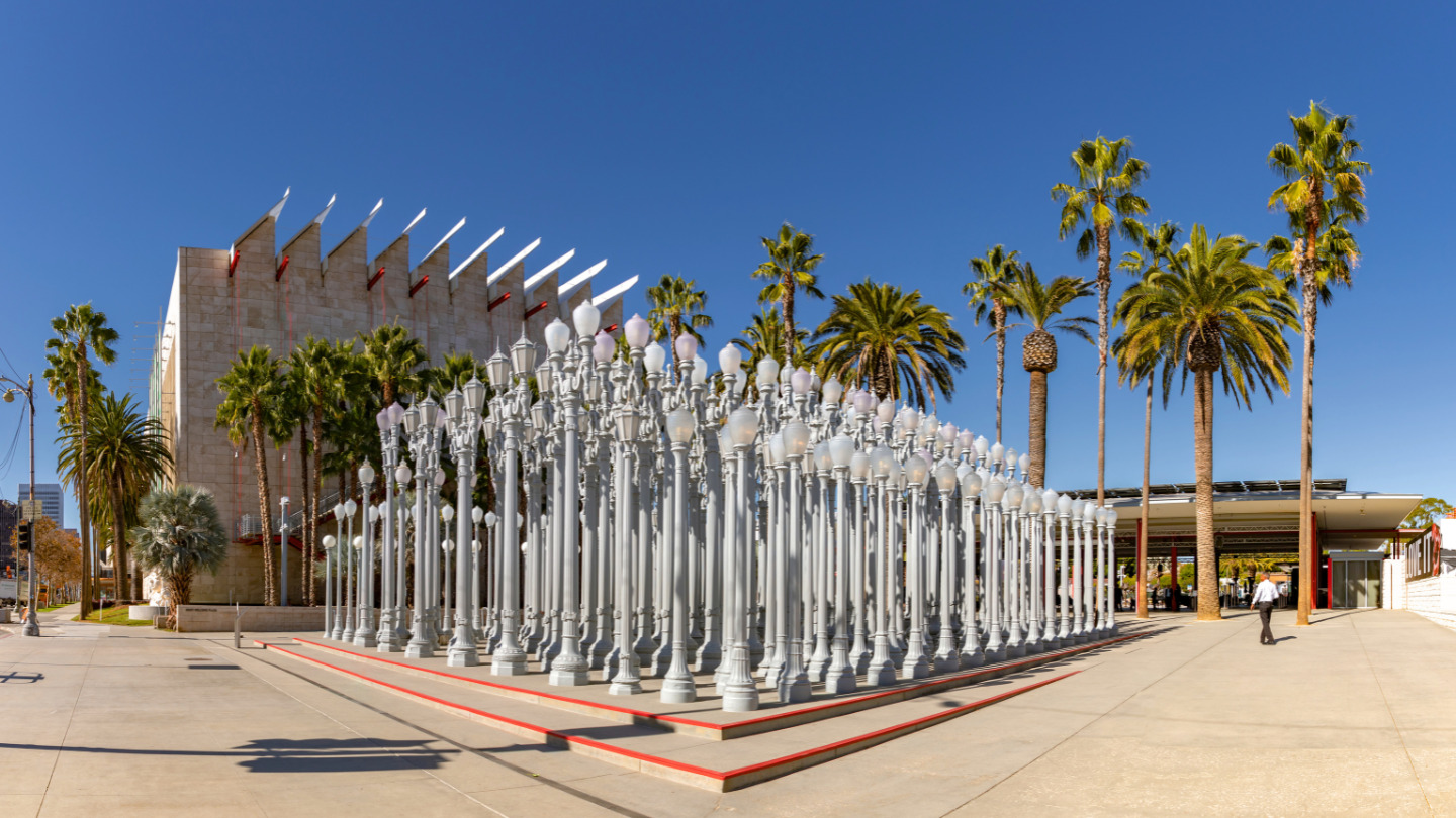 Los Angeles County Museum of Art mit der Urban Light Installation - Top Sehenswürdigkeiten von Los Angeles