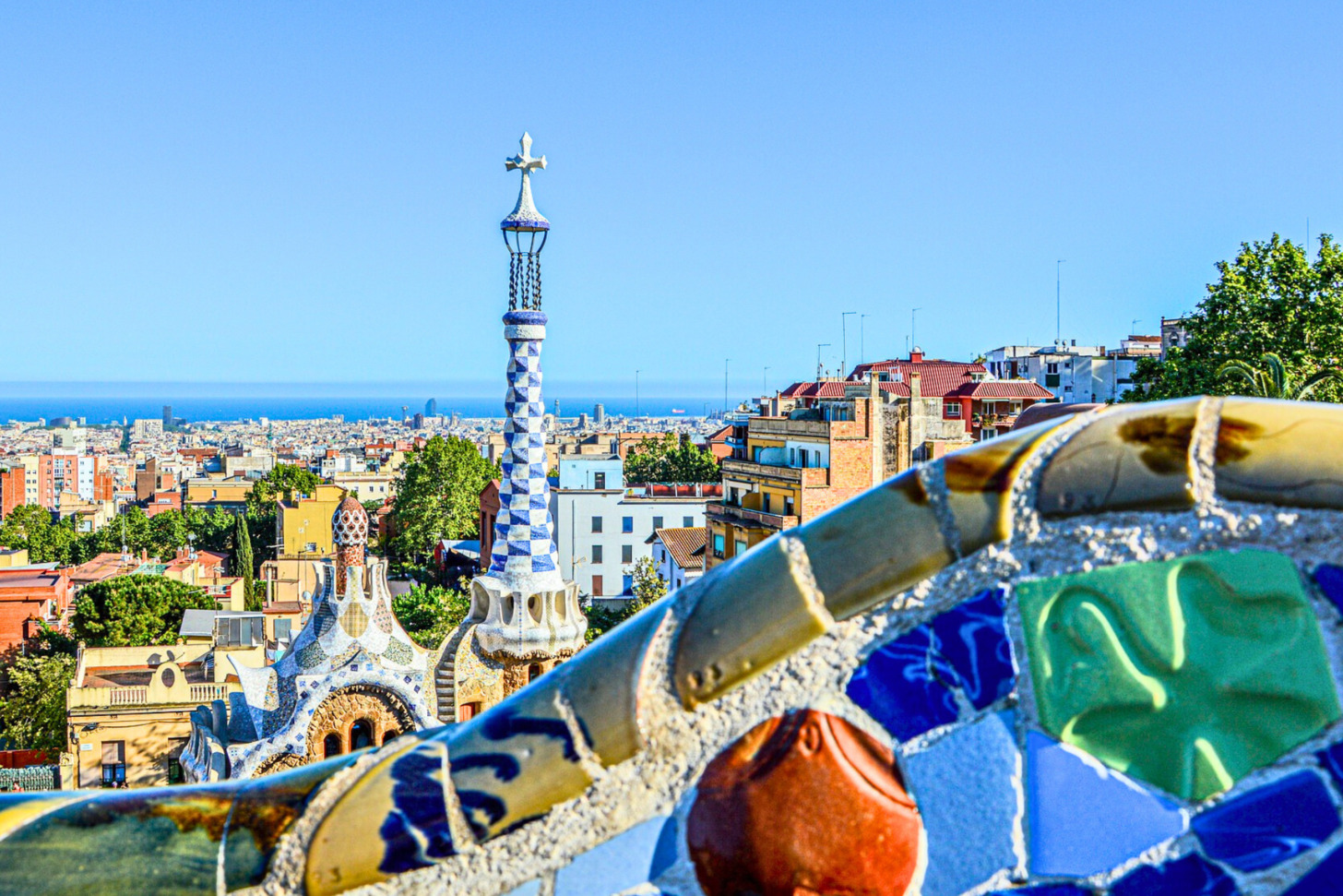 Die bunte Mosaikbank im Park Güell mit Blick über Barcelona