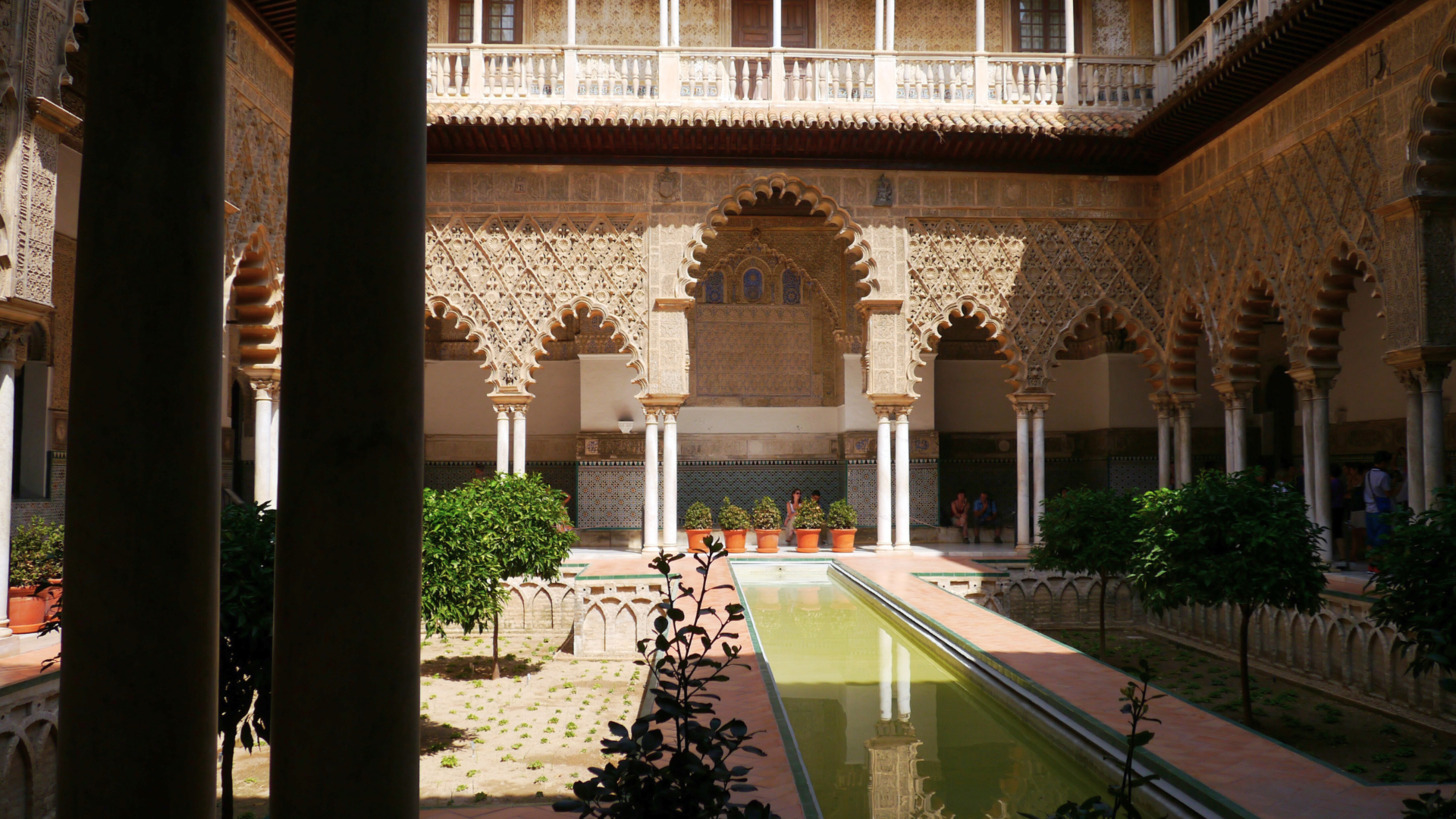 Der prachtvolle Alcázar von Sevilla mit seinen maurischen Innenhöfen und Gärten
