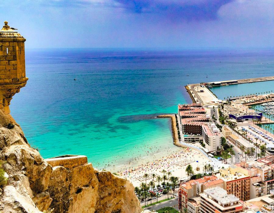 Playa del Postiguet in Alicante mit Blick von der Burg Santa Bárbara auf den Hafen